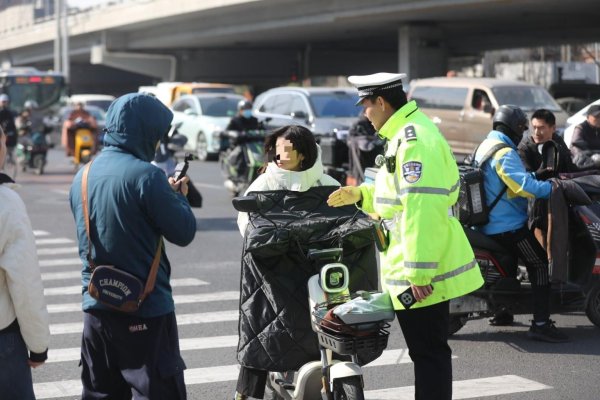 新规实施在即，电动自行车头盔佩戴率如何？记者早高峰街头采访——
