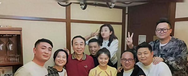 贾玲现身冯巩生日聚会！67岁寿宴温馨接地气，这些熟悉身影却缺席了