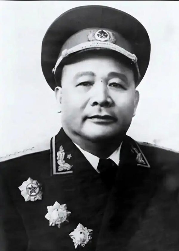 1966年，徐海东得知林总复出，提出一个要求，却被妻子怼：你疯了