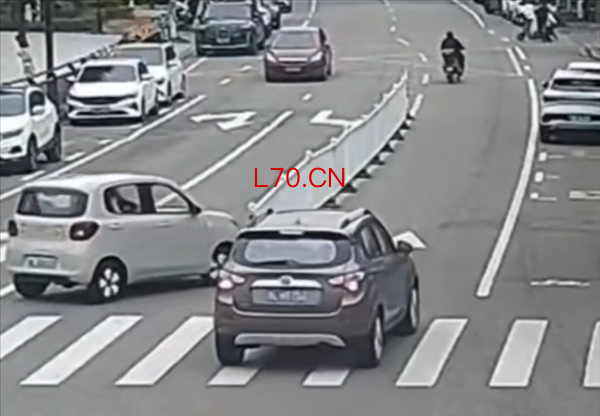 新手女司机上路过度紧张酿事故：逆行、撞护栏、怼上花坛才停