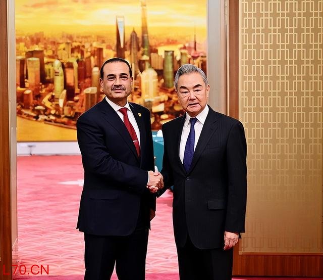 （穆尼尔与中国外长会面）
