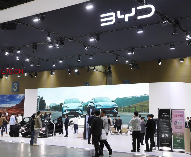 在韩国高阳举行的 “2025首尔移动出行展”上，观众参观中国品牌比亚迪展区。新华社资料