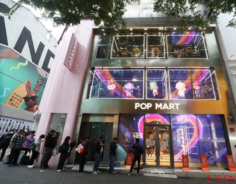 消费者在韩国首尔明洞街区的泡泡玛特店面前排队。新华社资料