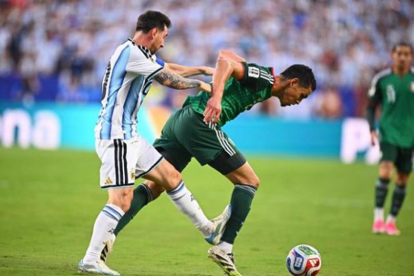 梅西踩中对方小腿未染红！阿尔及利亚足协向FIFA申诉：裁判包庇他