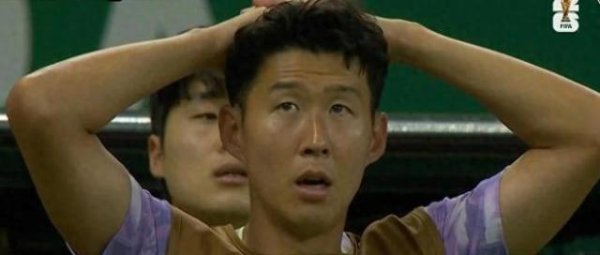 墨西哥门神神扑绝杀韩国绝平梦，孙兴慜场边眼神空洞尽显无奈
